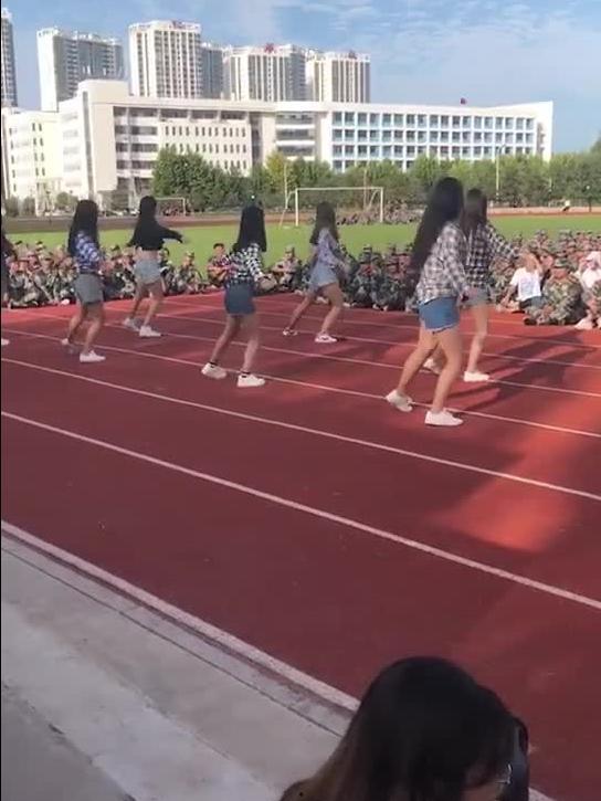 吃瓜爆料军训小姐姐跳舞,小姐姐热舞成焦点